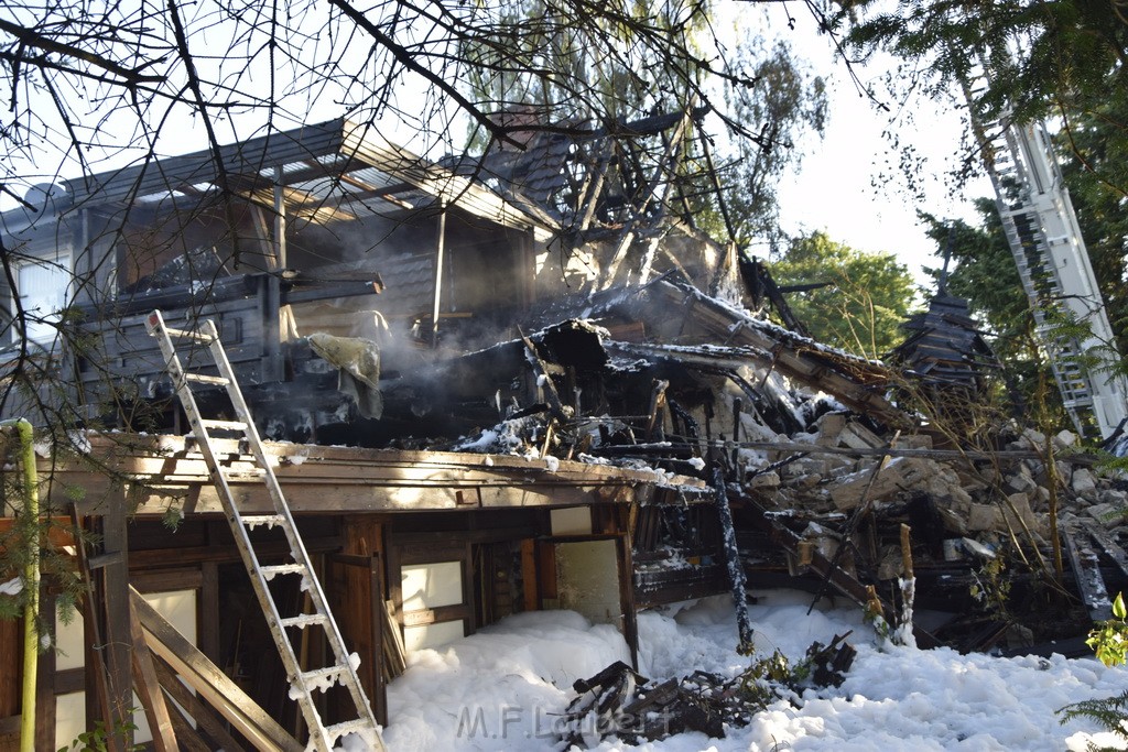 Grossfeuer Einfamilienhaus Siegburg Muehlengrabenstr P1201.JPG - Miklos Laubert